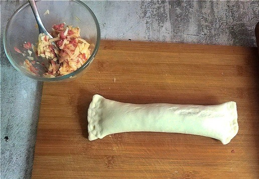 1. Этап. Слойки с колбасками и сыром: Скручиваем рулеты и очень хорошо скрепляем у них с обеих сторон края.