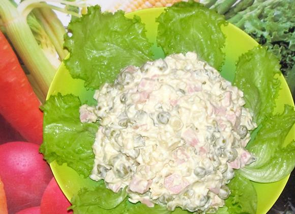 1. Этап. Салат с колбасой и яйцами: Можно отправить салат настояться в холодильник, а можно украсив листьями салата, сразу подавать на стол. Приятного аппетита!