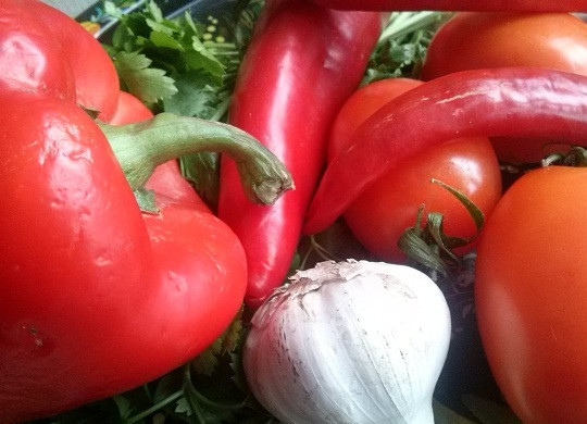 1. Этап. Аджика из помидоров и чеснока на зиму: Подготовьте необходимые ингредиенты. Овощи помойте и порежьте небольшими кусочками.