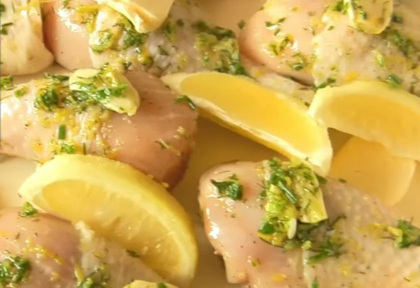 1. Этап. Куриные ножки в духовке, запеченные с лимонным соком: 5. Дольки лимона разложите по противню, добавьте кусочки сливочного масла. Чтобы мясо не пригорело, влейте немного воды.