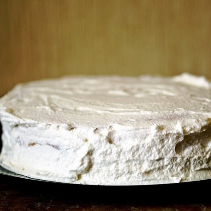 1. Этап. Торт Молочная девочка: Собираем торт, накладывая один корж на другой и промазывая их получившимся кремом. Затем этим же кремом щедро покрываем торт сверху и по бокам. Посыпаем торт тертым шоколадом - и в холодильник на полчаса.