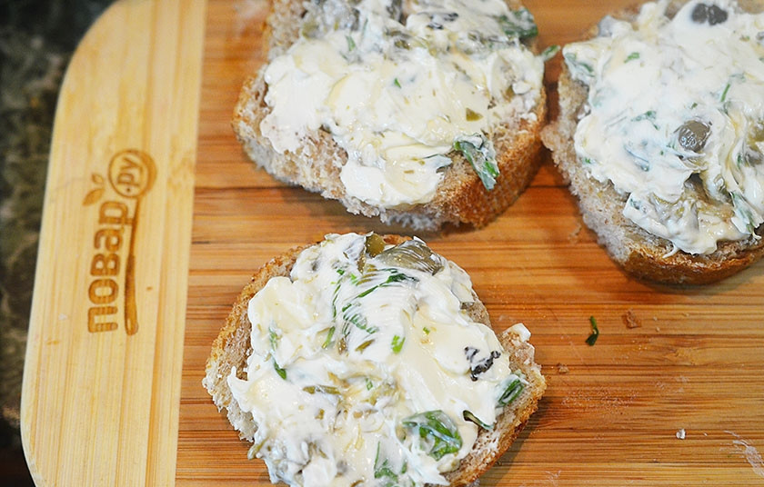 1. Этап. Ассорти из канапе: Выложите толстым слоем на кружки хлеба.