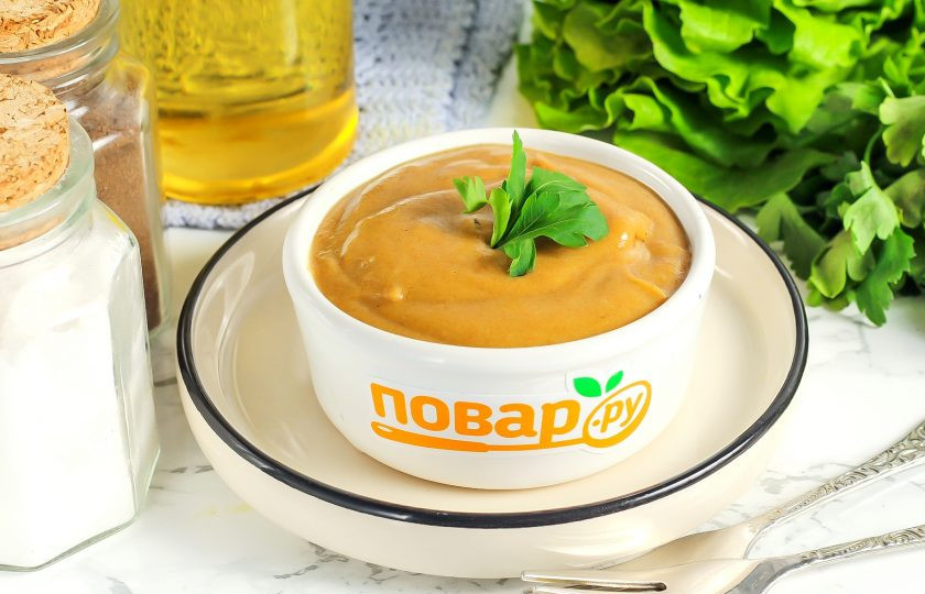 1. Этап. Ядрёная горчица: Выложите запаренную горячую горчицу в банку или контейнер для пищевых продуктов, закройте крышкой и настаивайте при комнатной температуре сутки. В течение 1-2 суток горчица получится ядреной, жгучей, а потом жгучий привкус будет уменьшаться. Подавайте ее к столу в соуснике, пиале.