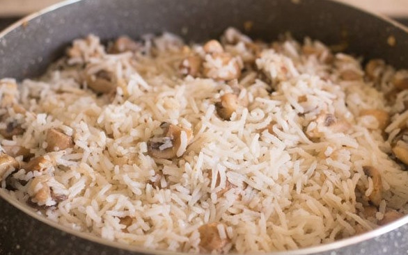 1. Этап. Рис с грибами: 7. Аккуратно перемешайте и подержите на огне еще пару минут.