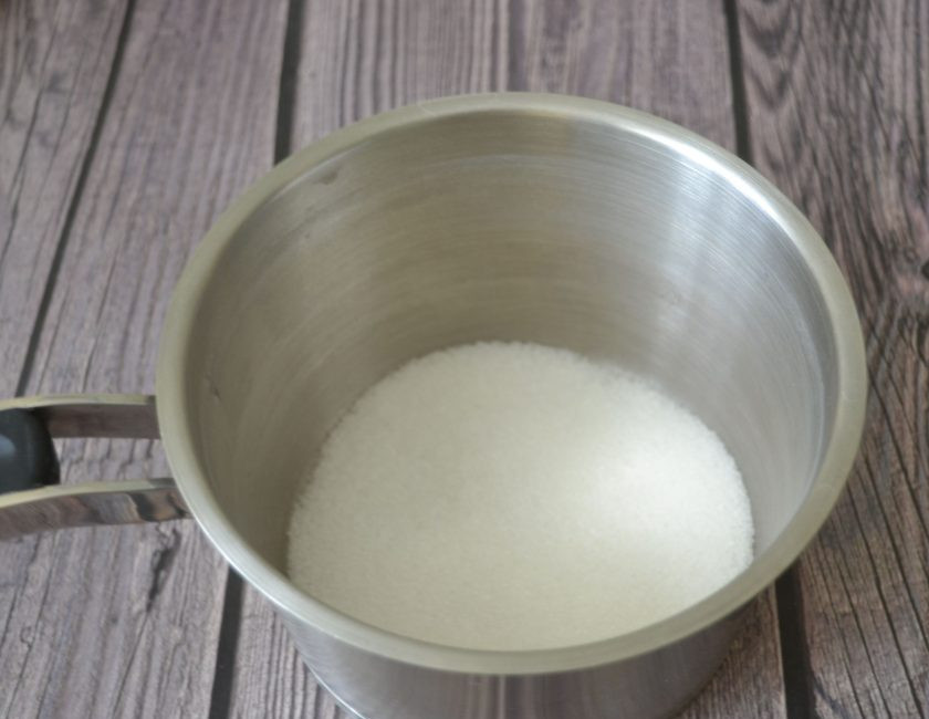 1. Этап. Карамелизированная груша: В сотейник всыпьте сахар и поставьте на огонь.