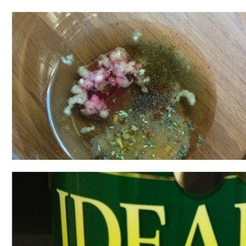 1. Этап. Салат Изысканная осень: Делаем заправку: масло, соль, орегано, перец, уксус и пропущенный через пресс чеснок перемешиваем. Заправляем салат и аккуратно перемешиваем.