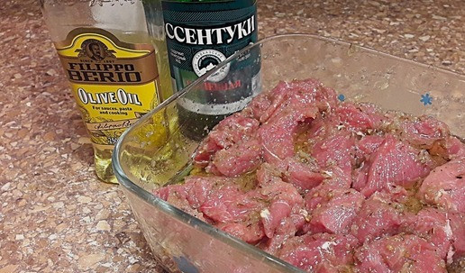 1. Этап. Шашлык на нитке в тандыре: Мясо поместить в емкость, добавить сок лука со специями, перемешать. Добавить масло и газированную воду. Накрыть пленкой и мариновать не меньше двух часов, а лучше ночь. Периодически перемешивать мясо.