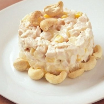 Салат с копченой курицей и ананасом