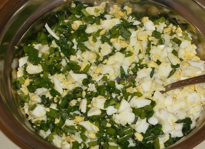 1. Этап. Пирог с луком и яйцами: 9. Соедините с луком и перемешайте. Все, начинка готова.