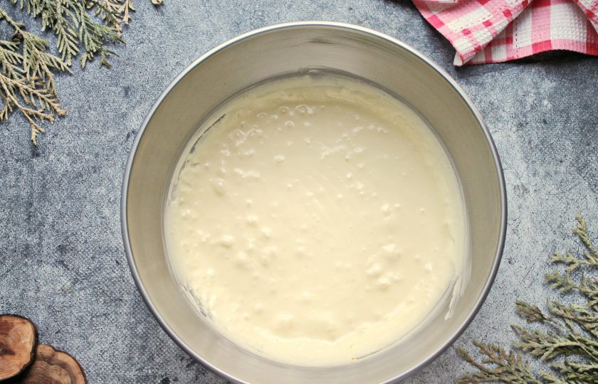 1. Этап. Бисквит королевы Виктории: Взбивая масленую массу, вливайте струйкой взбитые яйца. Взбейте дно однородности.