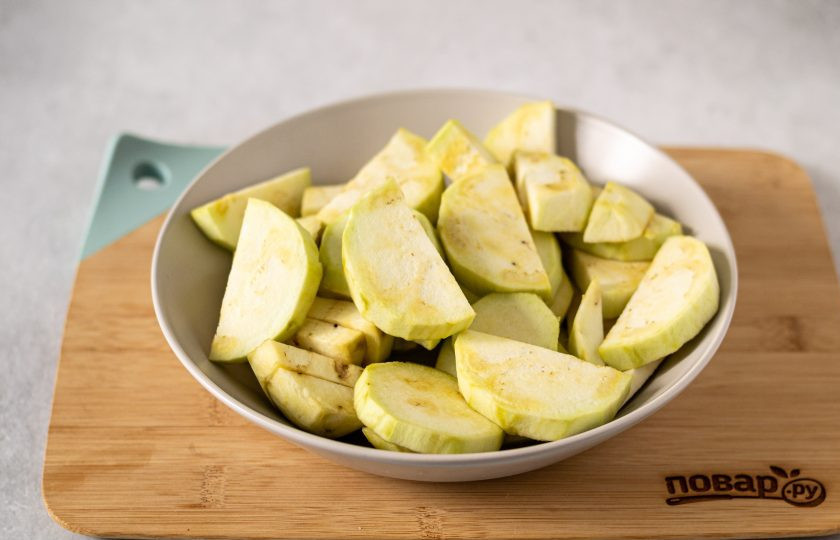 1. Этап. Баклажаны с острым перцем и чесноком: Баклажаны очистите от кожуры, нарежьте кружочками средней толщины. Крупные кружочки можно разрезать пополам.