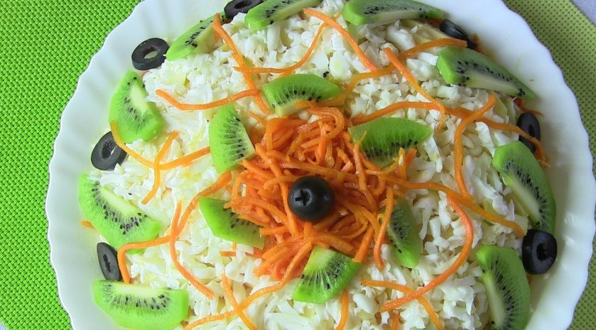 1. Этап. Слоеный салатик с курицей и киви: 7. Украсьте салат половинками киви, морковкой и колечками маслин. Красиво? :)