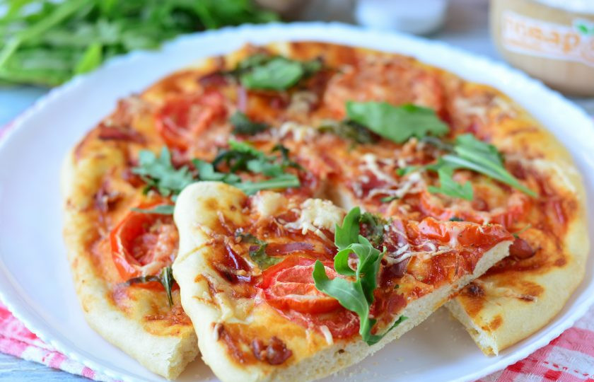 1. Этап. Пицца с прошутто и рукколой: Готовую пиццу подавайте в теплом виде к столу. Приятного аппетита!