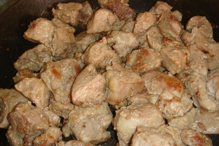 1. Этап. Чанахи в горшочках: Мясо нарезаем кубиками и слегка обжариваем его со всех сторон на разогретой сковороде.