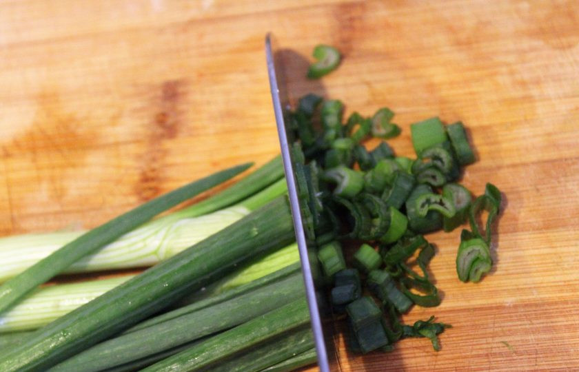 1. Этап. Простой салат из крабовых палочек: 2. Мою хорошенько лук-шалот, вытираю его салфетками и измельчаю мелко.