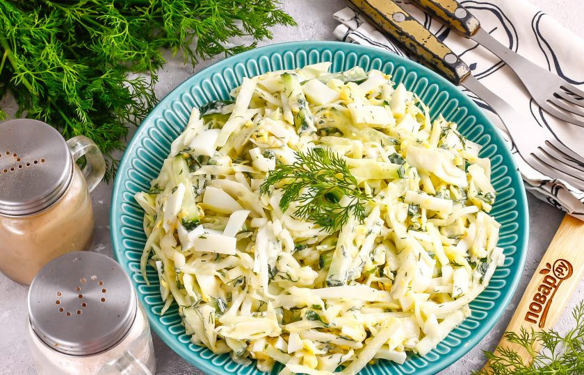1. Этап. Салат Бело-зеленый: Выложите салат на тарелку и подайте его к столу сразу же после приготовления, украсив веточкой укропа или петрушки.