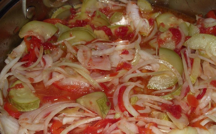 1. Этап. Кабачки по-литовски: 2. Пусть овощи тушатся. Периодически их рекомендуется помешивать. Через 15 минут добавляем лук, порезанный полукольцами. Тушим еще минут 8-10.