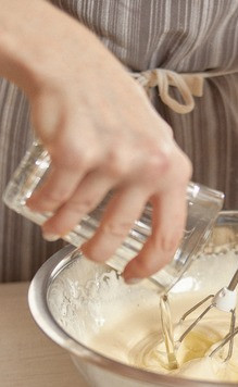 1. Этап. Морковный кето-торт: Не прекращая взбивания влить масло.