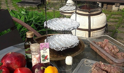 1. Этап. Шашлык на нитке в тандыре: Тем временем тандыр уже разогревается, мясо нанизывается.