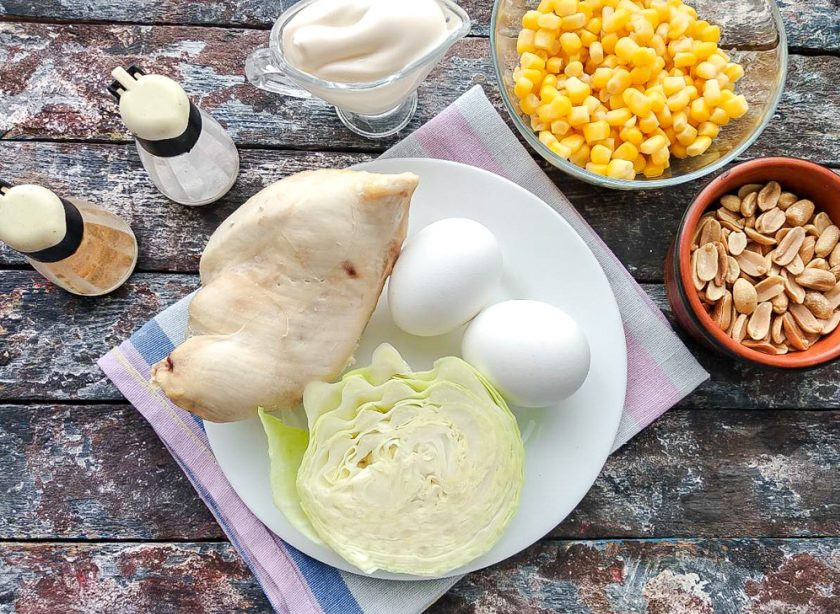 1. Этап. Салат с курицей и арахисом: Подготовьте все ингредиенты. Курицу отварите до готовности. Яйца сварите в подсоленной воде.