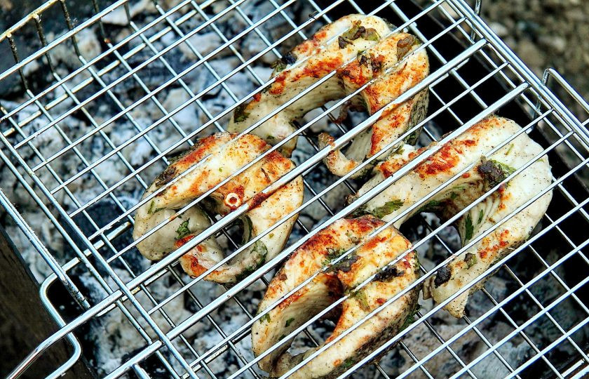 1. Этап. Щука на гриле: Готовьте до румяной корочки периодически переворачивая.