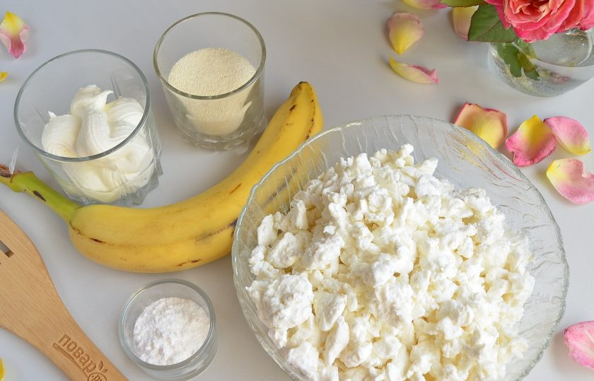 1. Этап. Творожная запеканка с бананами: Подготовьте продукты. Я совсем забыла про яйца, поэтому их нет на фото, но они нужны, вымойте с содой два куриных яйца.