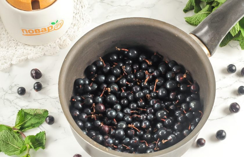 1. Этап. Силт из чёрной смородины: Пересыпьте смородину в казан, кастрюлю или ковш с антипригарным дном. Поместите его на плиту, включая умеренный нагрев. Прикройте емкость крышкой, чтобы ягоды не разбрызгивали сок вокруг. Протомите примерно 8-10 минут.
