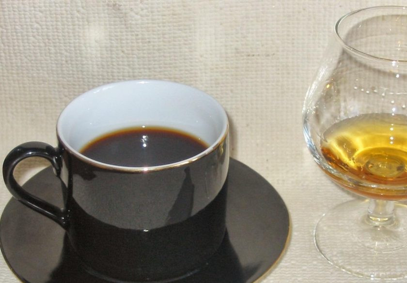 1. Этап. Тирамису Вива Италия: 9. В 100 мл. сваренного кофе добавляем 3 ч. ложки сахара и 2 ст. ложки коньяка. Хорошо перемешиваем.