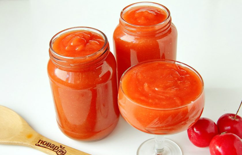 1. Этап. Джем из ранеток: Джем из ранеток готов. Можно закатывать его на зиму или подавать на стол. У меня из указанного количества яблок получилось две баночки по 450 мл. и еще осталось немного на пробу.