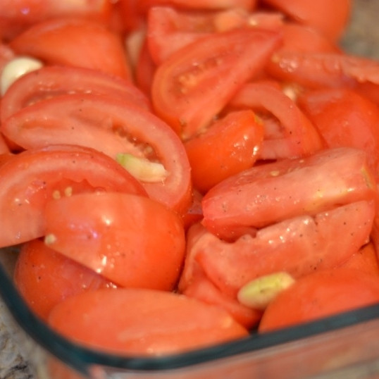 1. Этап. Томатный суп-пюре: Берем форму для запекания, внахлест выкладываем помидоры. Сверху сбрызгиваем оливковым маслом. Туда же добавляем очищенный и крупно нарезанный чеснок. Солим и перчим.