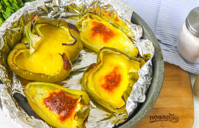 1. Этап. Запеченные перцы с фетой: Запеките примерно 25 минут до румяности сырной начинки и мягкости овощей.