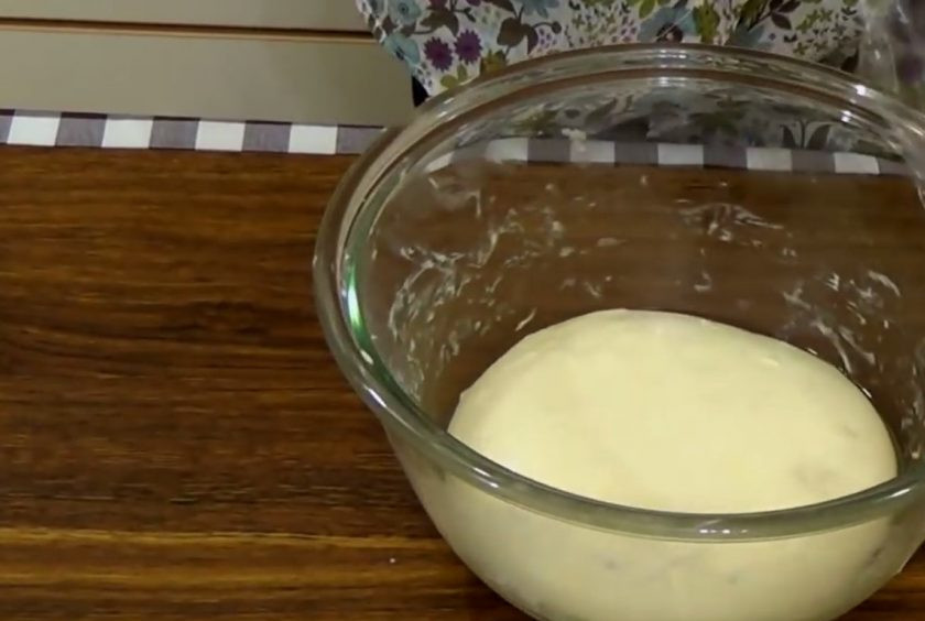 1. Этап. Лаваш-крекер: 2. Добавьте воду и замесите эластичное тесто (месить нужно не менее пяти минут). Обкатайте тесто в растительном масле, поместите в миску, наройте пищевой пленкой и оставьте при комнатной температуре на 40 минут.