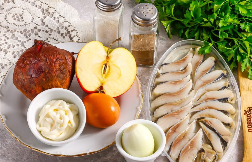 1. Этап. Форшмак со свеклой: Подготовьте указанные ингредиенты. Яблоко используйте кислого или кисло-сладкого сорта. Свеклу отварите заранее и остудите в ледяной воде.