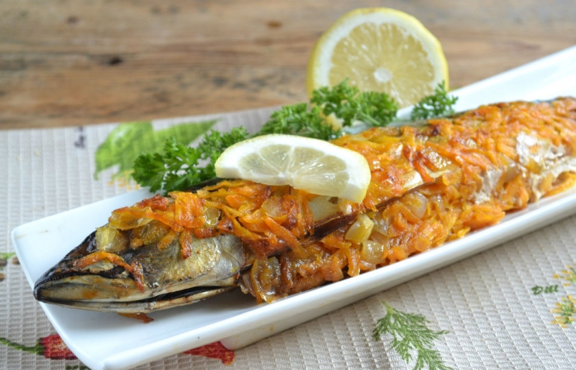 1. Этап. Запеченная скумбрия в фольге с морковкой: Готовую скумбрию переложите на красивую тарелку и подавайте. Приятного аппетита!