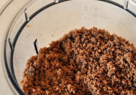 1. Этап. Торт Трюфельный: 3. Остывший бисквит мелко крошим. Затем отмеряем 300 г и кладем в форму для запекания, выстеленную пергаментом.