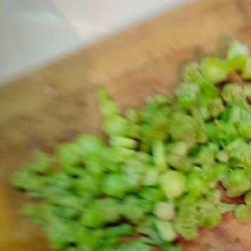 1. Этап. Легкий овощной суп с курицей: Брокколи разделить на соцветия и нарезать средними кусочками.