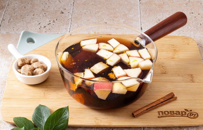 1. Этап. Согревающий пунш: Соедините в сотейнике или большой кастрюле воду с красным вином. Влейте заваренный чай, добавьте цедру апельсина, сахар, палочку корицы и гвоздику, порезанный апельсин и яблоко. На среднем огне доведите напиток почти до кипения и прогрейте так 10 минут, в конце влейте ром.