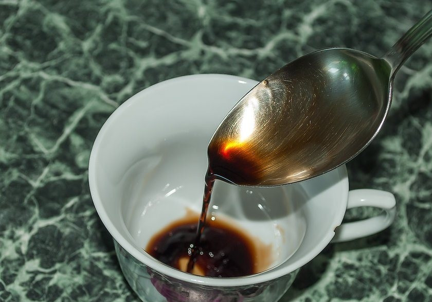 1. Этап. Кофе Тирамису: 2. В чашку для подачи залейте 1,5 столовой ложки ликера.