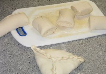 1. Этап. Самса уйгурская: 7. Завернуть тесто в форме треугольничка и сложить швом вниз. Смазать противень или форму для запекания маслом и выложить туда самсу. Чтобы самса уйгурская в домашних условиях была с красивой корочкой ее необходимо сверху смазать желтком. При желании сверху присыпать кунжутом. Отправить в хорошо разогретую духовку на 25-30 минут. В процессе можно пару раз взбрызнуть водой.