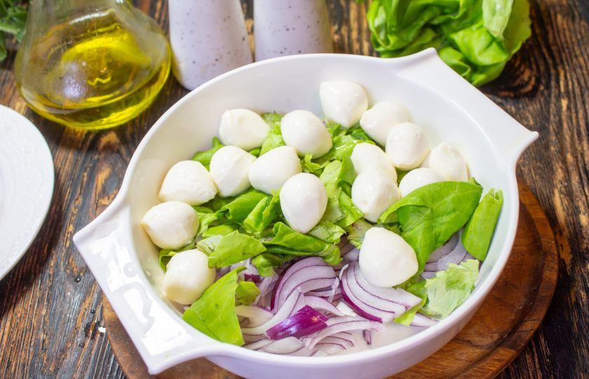 1. Этап. Салат с маринованными огурцами, помидорами и сыром: В салатник выложите сыр.