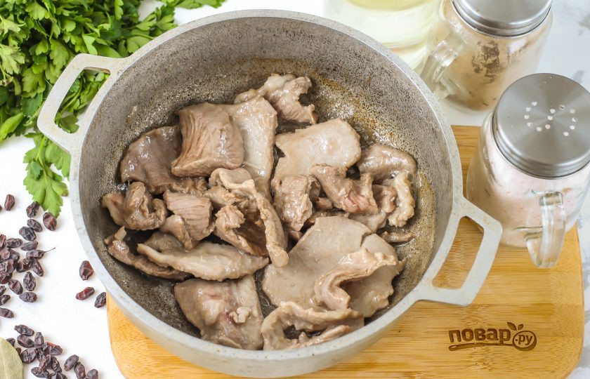 1. Этап. Чеченский плов: Прогрейте казан с растительным маслом или замените его смальцем, курдючным жиром — по желанию. Выложите в жир кусочки баранины и обжарьте до румяности примерно 5-6 минут.