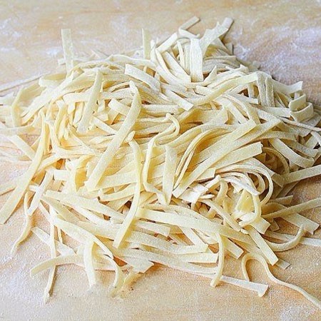 1. Stage. Homemade Chicken Noodles: Roll the dough thinly and leave it for 15 minutes to dry. Then cut into rectangles, sprinkle them with flour and stack on top of each other, cut the noodles. Sprinkle flour again and mix.