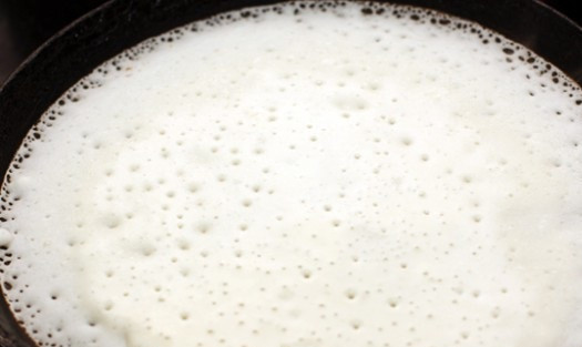 1. Этап. Тонкие блинчики на кефире: 6. Еще один секрет хороших блинчиков - это правильная сковорода. Лучше всего выбрать сковороду с тонким дном и не высокими бортами. Чтобы первый блин не стал комом, сковороду нужно как следует раскалить, а затем наливать тесто.