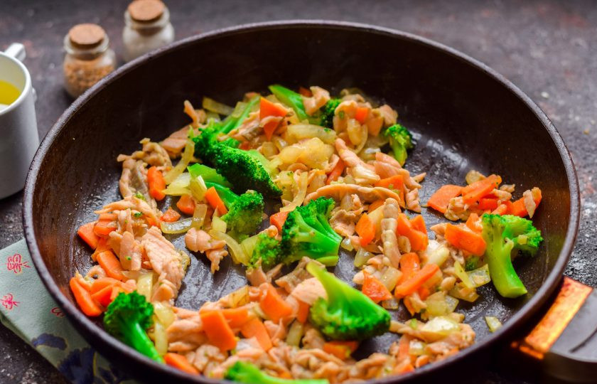 1. Этап. Семга с рисом в духовке: В сковороде разогрейте растительное масло, выложите все подготовленные ингредиенты, обжарьте 3-4 минуты.