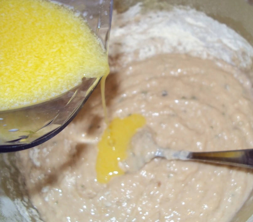 1. Этап. Маффины с фейхоа: 5. Соединяем муку с яично-молочной смесью, затем вводим растопленное масло, все тщательно перемешиваем.