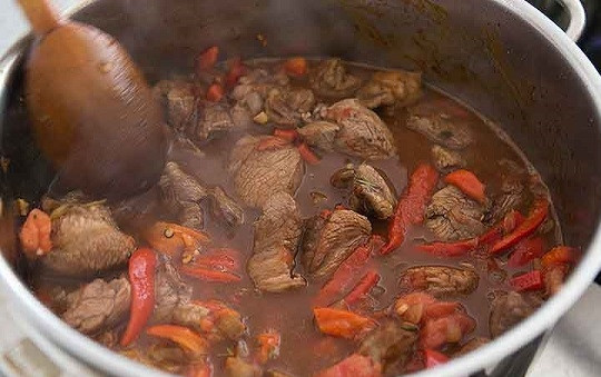 1. Этап. Тушеная баранина с овощами: 6. Влейте красное вино, бульон. Доведите до кипения. Подсолите по вкусу, добавьте паприку, петрушку при желании. Уберите огонь до минимума и томите пару часов, пока мясо не станет мягким.