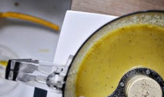 1. Этап. Салат с рукколой и помидорами: 3. Если не хотите просто залить салат оливковым маслом, можно приготовить соус. Для этого в комбайне смешайте тертый пармезан, оливковое масло, 2 столовые ложки лимонного сока и лимонную цедру (чайную ложку). Взбейте и полейте соусом салат или подайте к столу в соуснице.