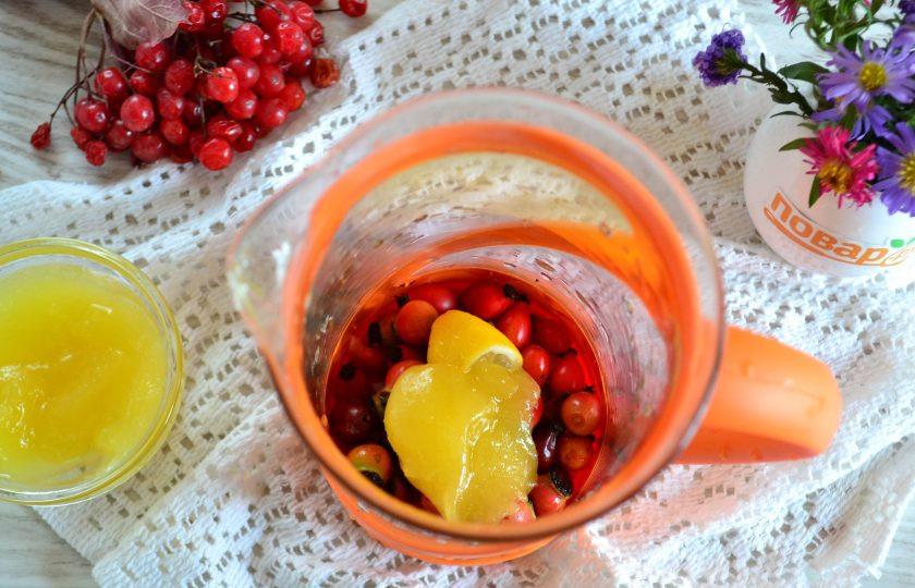 1. Этап. Чай из шиповника: В заварочный чайник положите шиповник. Его нужно предварительно слегка размять, чтобы лучше выделялся сок. Также положите дольку лимона и мед по вкусу (можно заменить на сахар). Подсластители можно не добавлять в чайник, а класть уже непосредственно в чашку, но это по желанию.