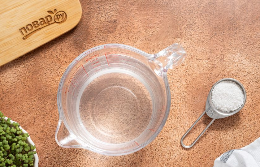 1. Этап. Морковные палочки ферментированные: Для рассола растворите соль в горячей воде и остудите ее до комнатной температуры.