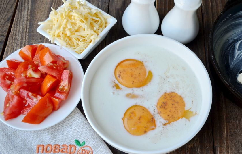 1. Этап. Омлет с помидорами (мастер-класс): Венчиком яйца смешайте со сливками, солью и перцем черным молотым. Натрите сыр крупно или мелко. Помидоры порежьте кусочками. Если кожура помидора жесткая, то лучше ее снять, мои помидоры нежные и только с грядки, я этот шаг пропустила.